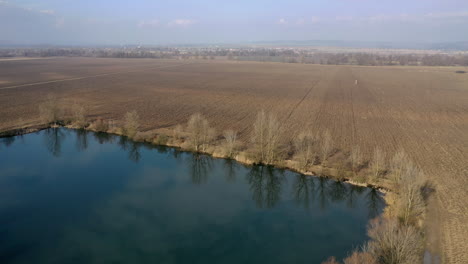 Tierra-Agrícola-Y-Vista-De-Drones-De-Lago-Pequeño