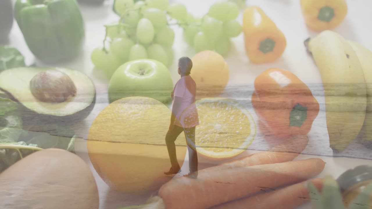 Quadros mostrando uma mulher idosa caminhando sobre uma tábua de madeira, com sobreposição transparente exibindo produtos para nutrição