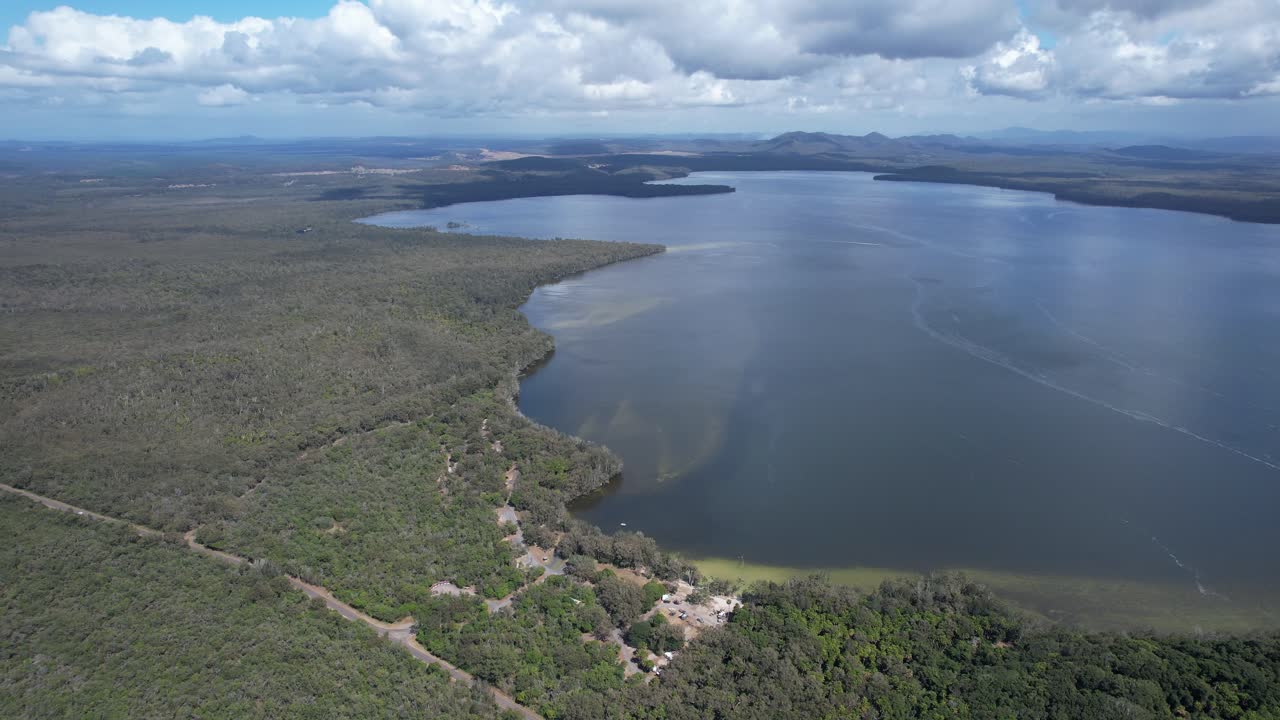 revelación panorámica de la playa de mungo desde la bahía del árbol blanco