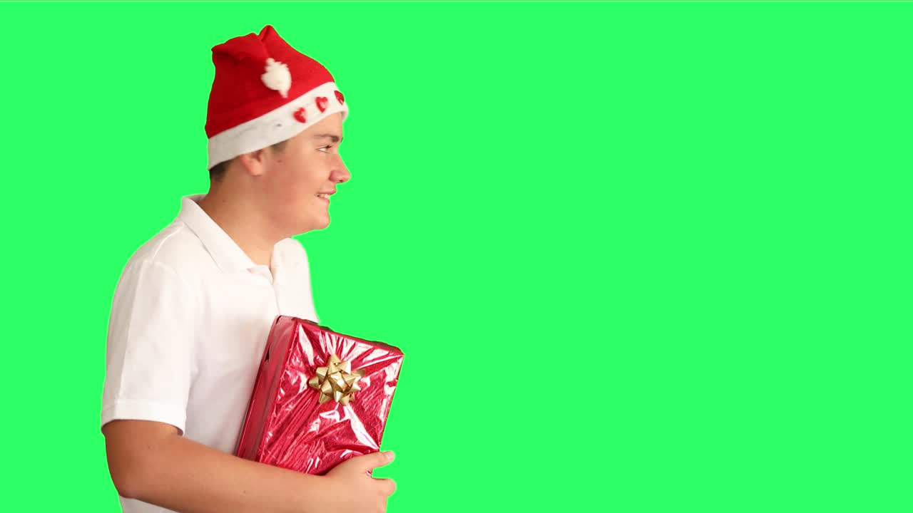 녹색 스크린 배경 2에 크리스마스 선물을 가진 어린 소년