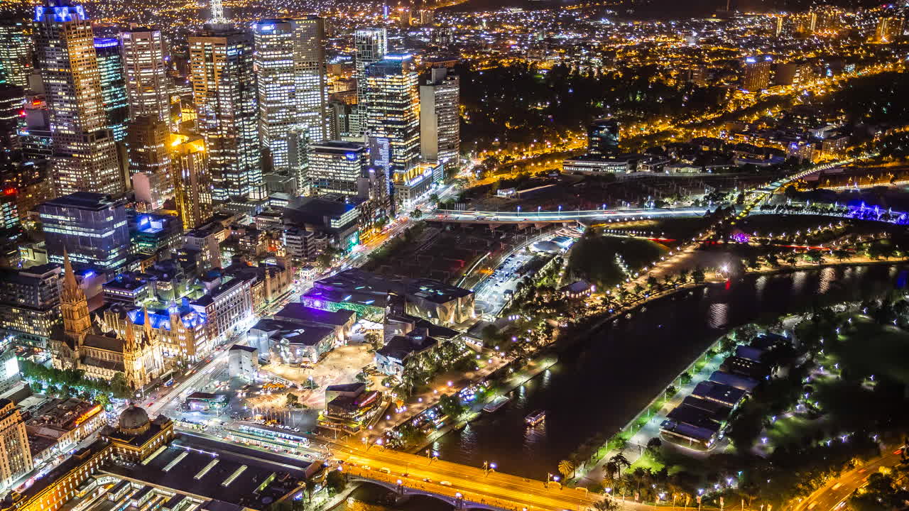 호주 멜버른 유레카 전망대에서 보이는 야라 강에서 도시 안팎으로 기차를 통과하는 보트가 보이는 페더레이션 광장과 멜버른 시의 타임랩스 비디오