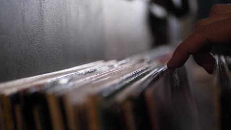 mirando a través de discos de vinilo