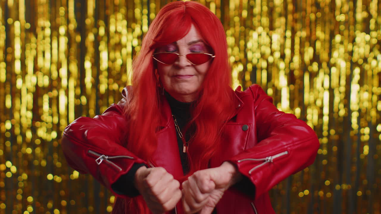 가죽 재을 입은 화가 난 여성이 엄지손가락을 내려놓고 신호 제스처, 불쾌감, 불만을 나타니다.