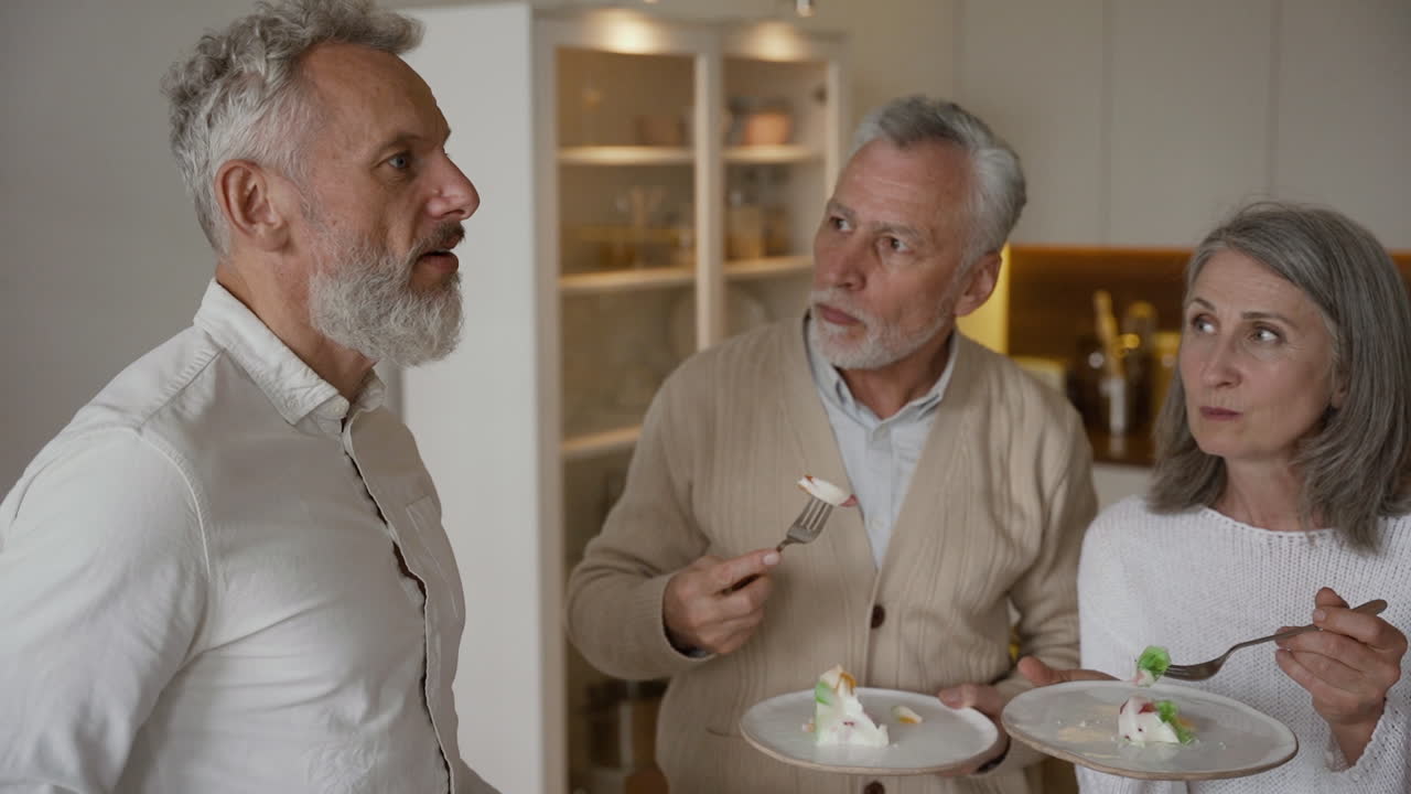 трое друзей в зимней одежде делают селфи