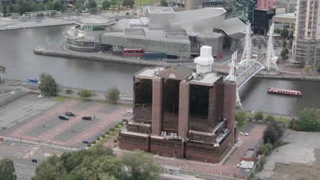 웨스트 케이 빌딩 (west quay building) 은 영국 맨체스터의 살포드 (salford, manchester, england) 에 있는 로리 (lowry) 와 밀레니엄 브리지 (millennium bridge) 를 배경으로 한 청동 유리로 된 건물이다.