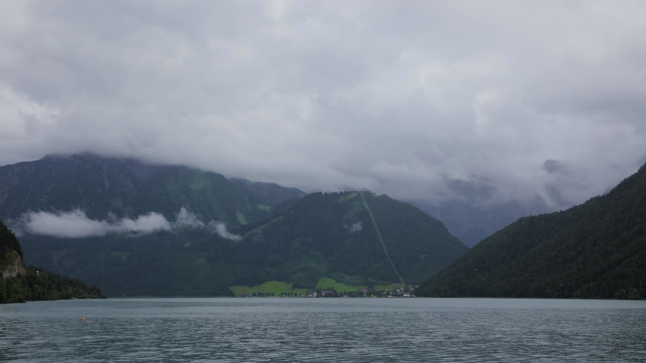 timelapse achensee 알프스 호수. achensee는 오스트리아 티롤의 알프스 호수 중 가장 크고 가장 그림 같은 호수입니다.