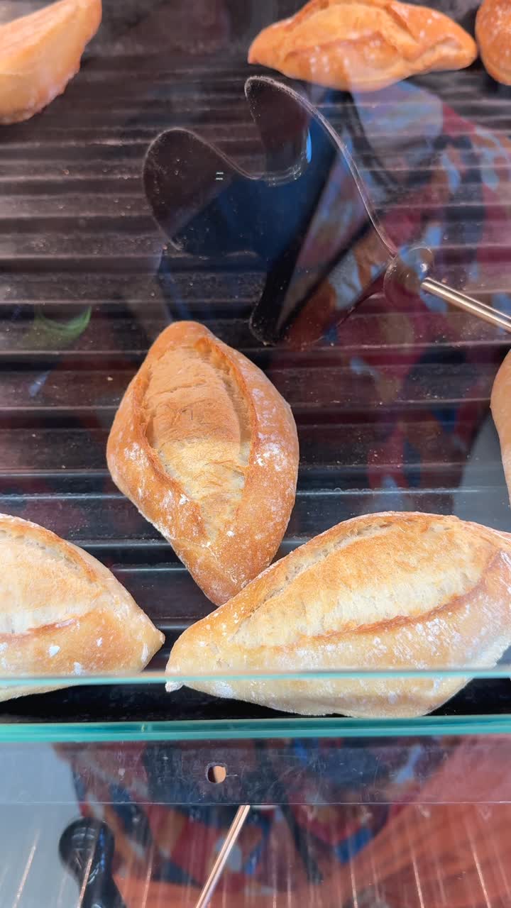 베이커리 디스플레이 에 새로 구운