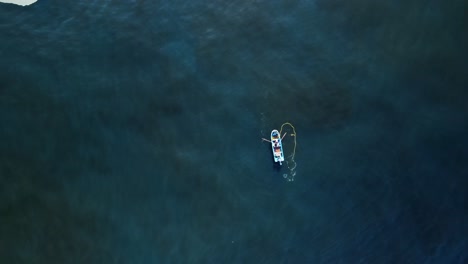 Barco-De-Pesca-Navegando-En-El-Océano-Pacífico