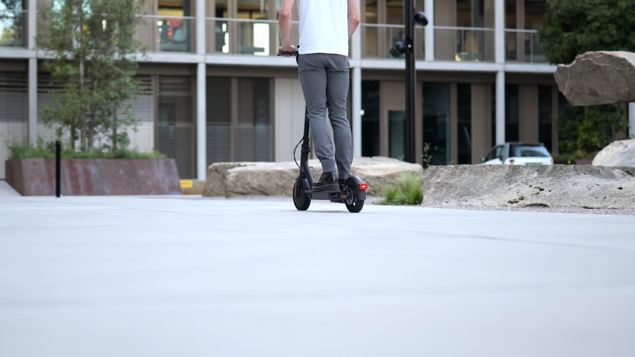 Empresario pasa en su patinete eléctrico, primer plano