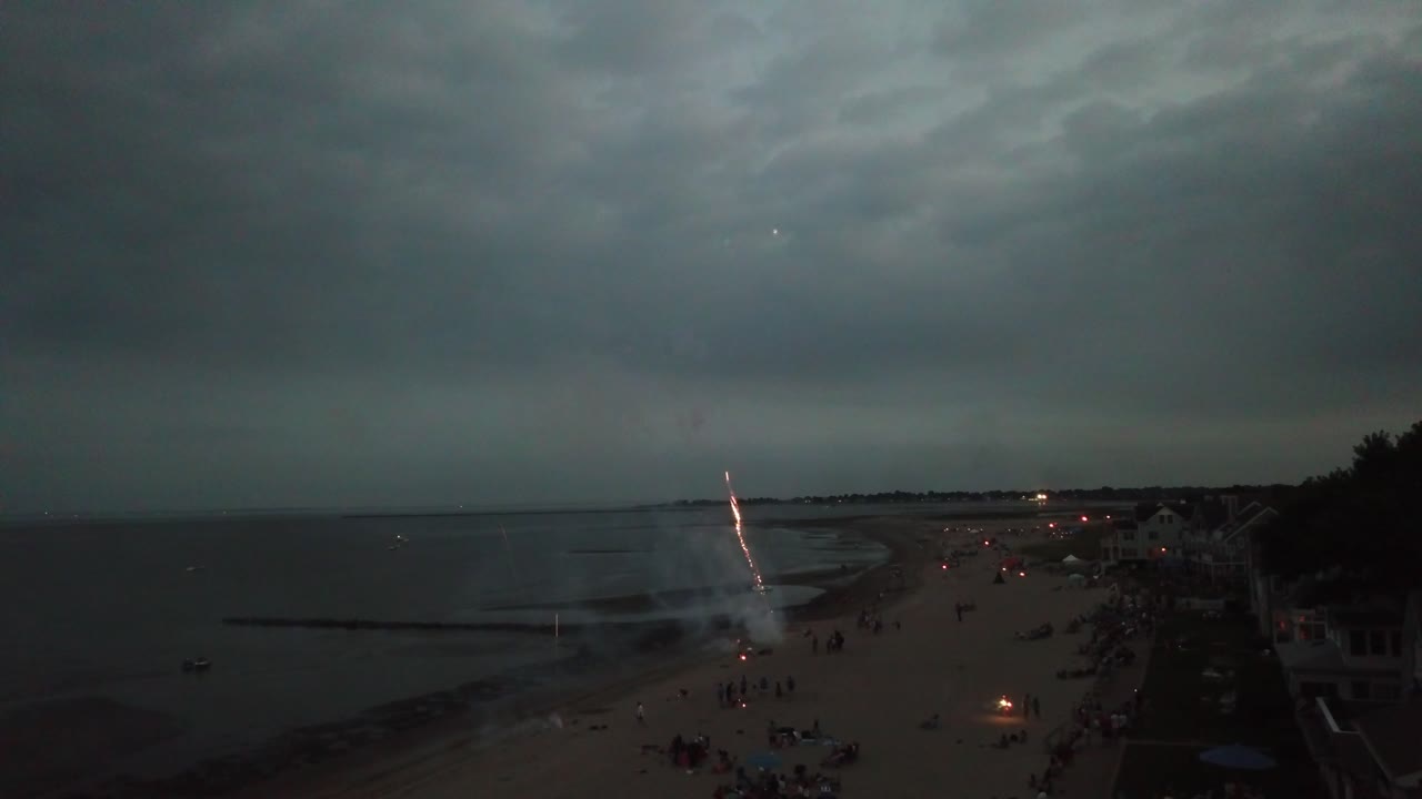 celebración del 4 de julio en la playa con fuegos artificiales en la ciudad costera de milford en el condado de new haven, connecticut, estados unidos