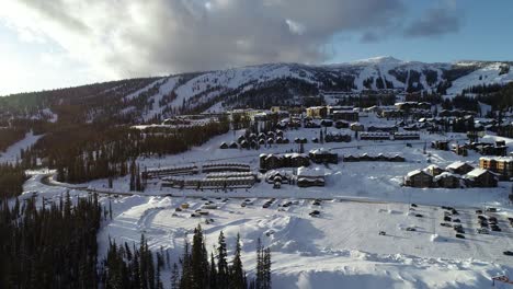 Vista-Aérea-De-La-Gran-Estación-De-Esquí-Blanca,-Popular-Destino-De-Esquí,-Kelowna,-Canadá-En-La-Soleada-Noche-De-Invierno,-Disparo-De-Drones