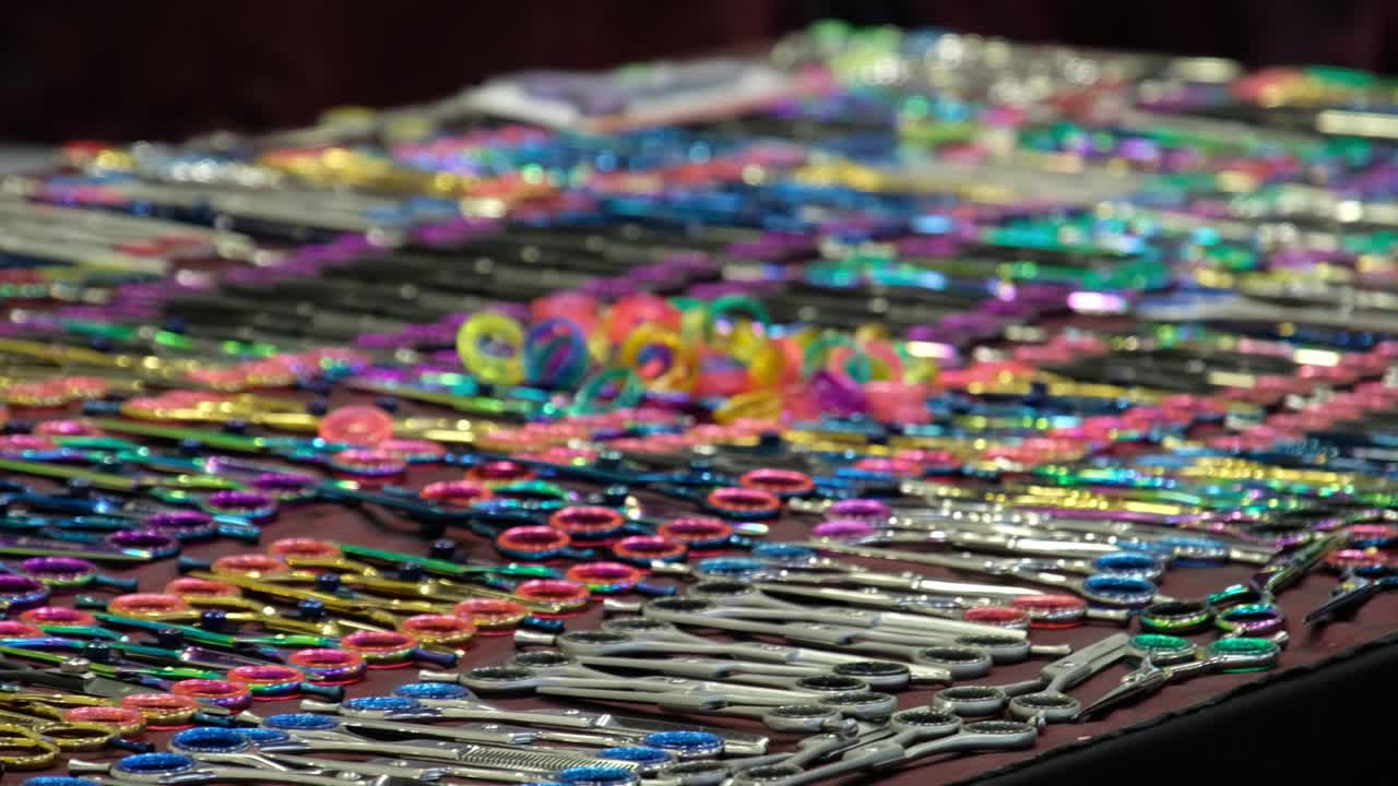 forbici colorate su tavola stalla stile di capelli negozio sfondo