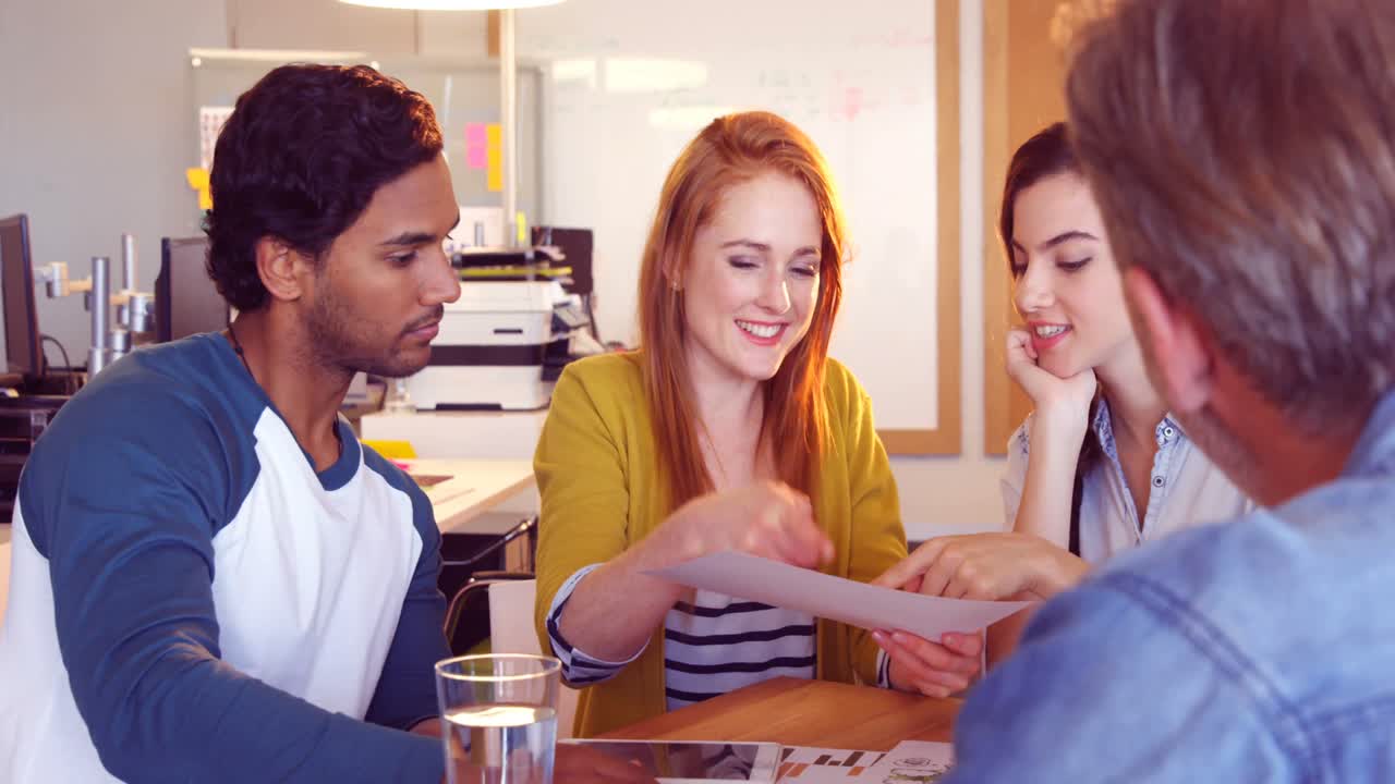 colegas de negocios discutiendo sobre un documento
