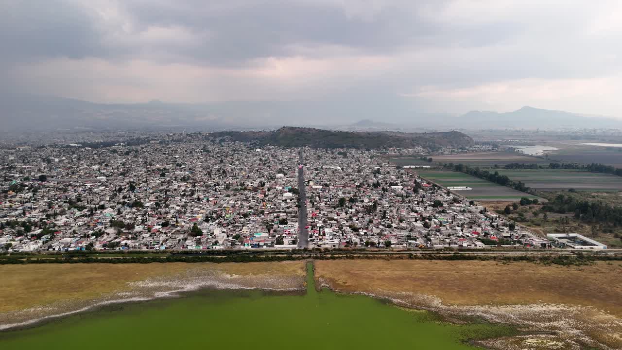 멕시코 시티 근처 찰코 시와 호수의 항공 촬영 사진