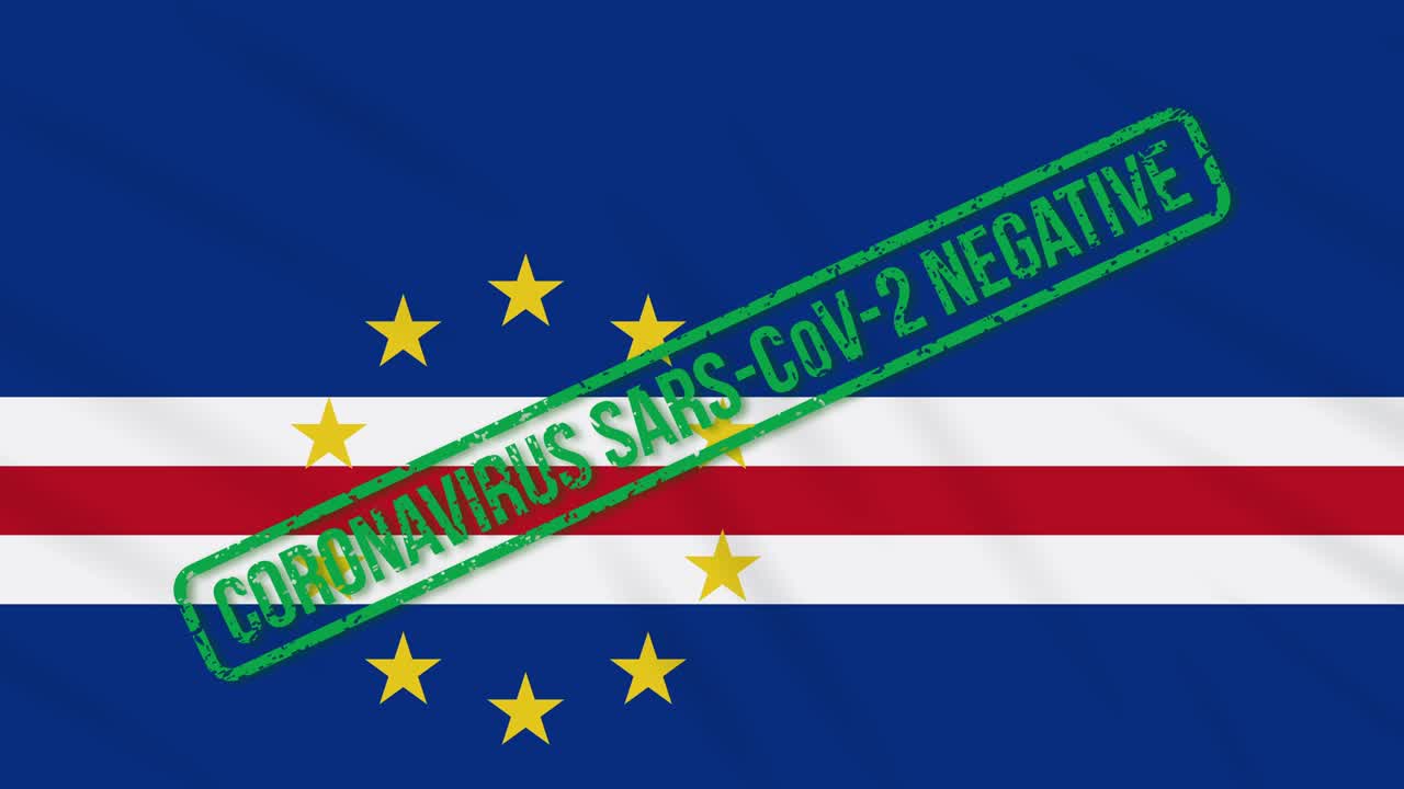 코로나 바이러스로부터의 자유의 녹색 스프와 함께 흔들리는 케이프 베르데 발