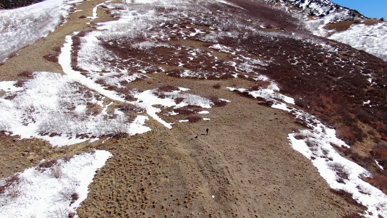 impresionantes imágenes de drones en órbita en las montañas de utah cubiertas de nieve