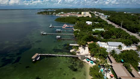 carretera de ultramar y muelles de barcos en clave de plantación, florida