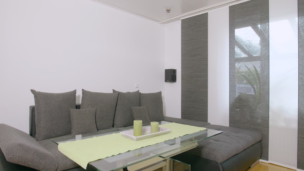 toma controlada por movimiento de una sala de estar moderna