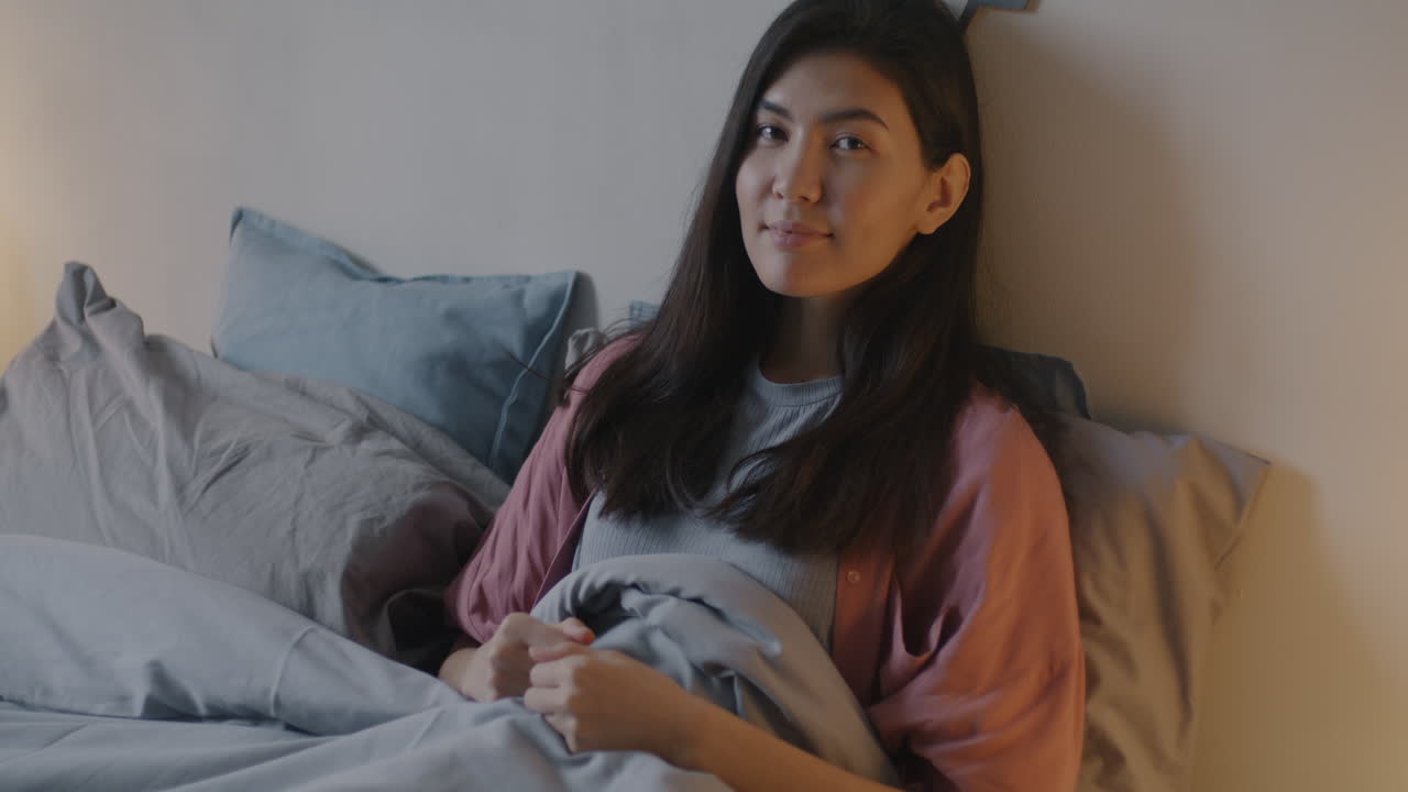 침대에서 휴식을 취하는 여자