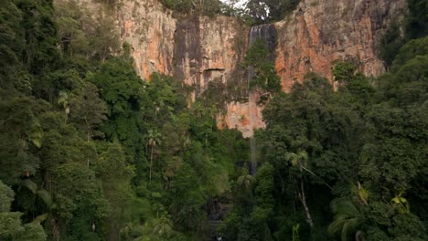 Purling-Brook-Falls,-Gefilmt-Mit-Einer-Tieffliegenden-Drohne,-Australien