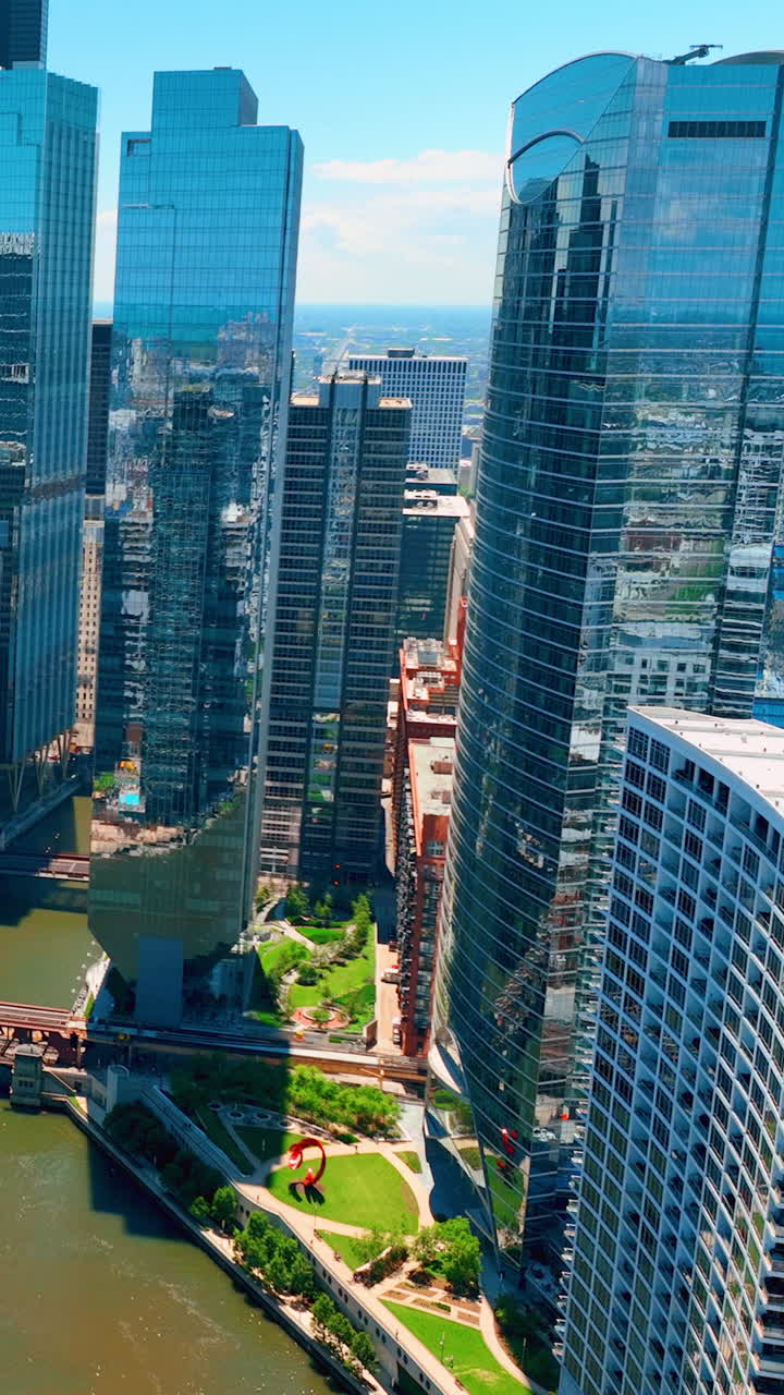 Chicago, Illinois, USA - 01 giugno 2024: centro città con grattacieli di vetro sulla costa. Giornata estiva di sole. Vista aerea delle strade e dei parchi della città. Video verticale