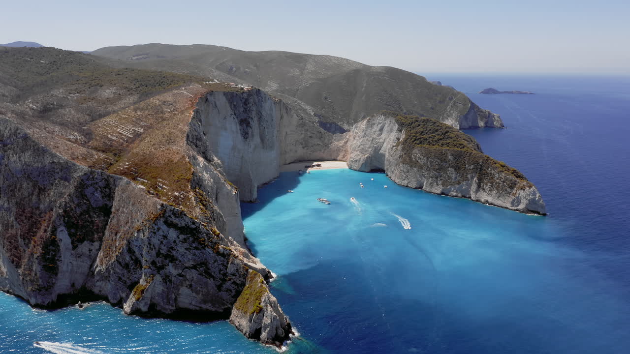 aerial: toma panorámica de la órbita de la playa de navagio en zakynthos con el famoso barco naufragado