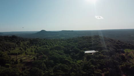 Toma-Aérea-De-Drones-En-Movimiento-Hacia-Adelante-Del-Cerro-Yaguaron,-Que-Es-Un-Montículo-Ubicado-En-El-Noroeste-De-Paraguay,-América-Del-Sur