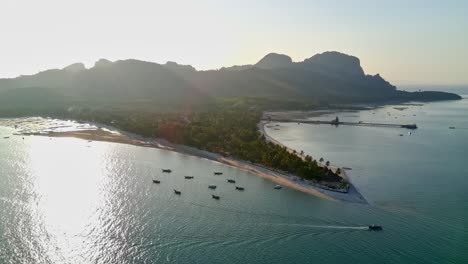 Halbumlauf-Drohnenaufnahme-Des-Sonnenuntergangs-Am-Siwalai-Strand-Auf-Der-Tropischen-Insel-Koh-Mook-In-Der-Andamanensee-In-Trang,-Südthailand