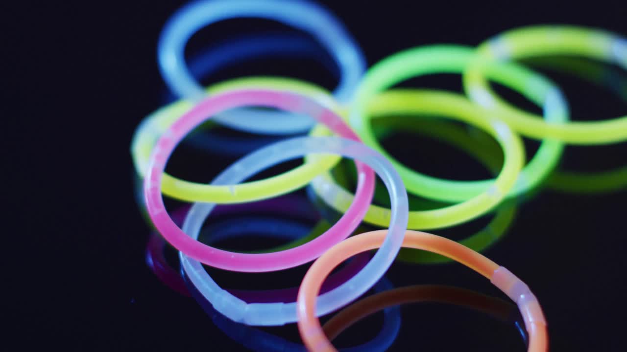 검은색 배경 위에 다수의 다채로운 네온 빛 막대기의 애니메이션