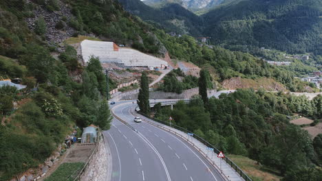 autos, die an der bergautobahn in andorra vorbeifahren