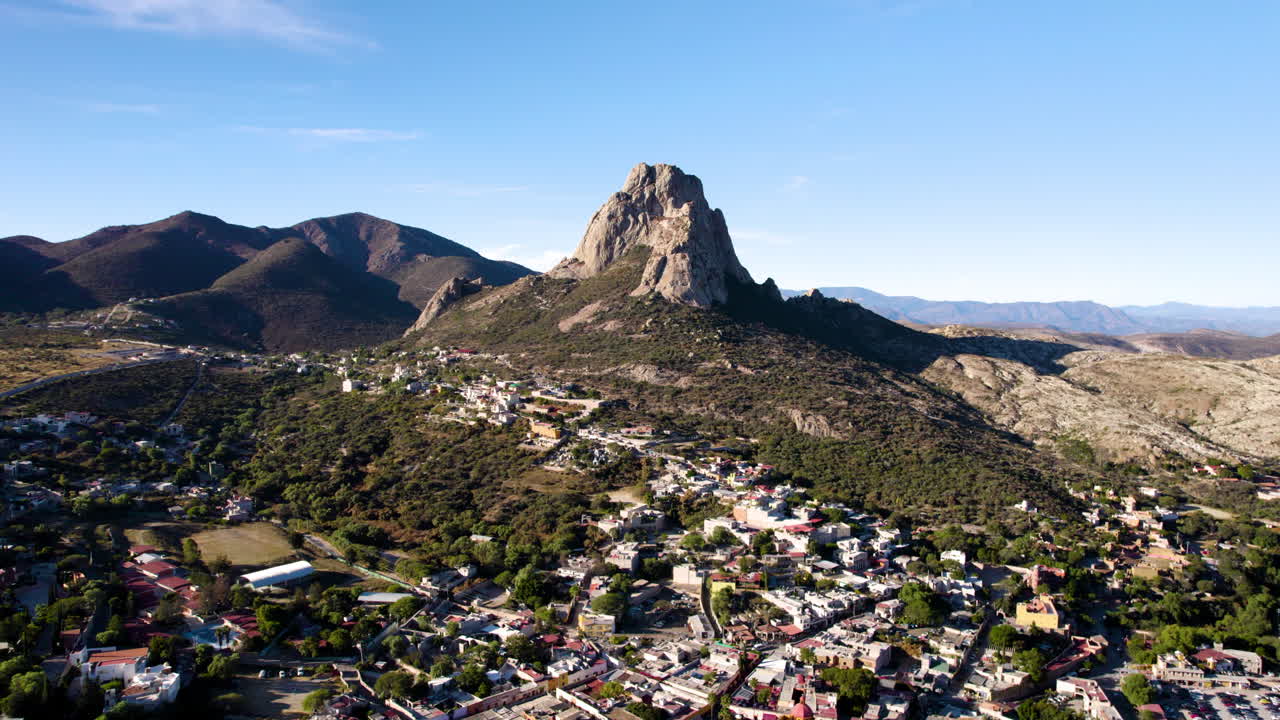vista frontal del atardecer en la peña de bernal en querétaro