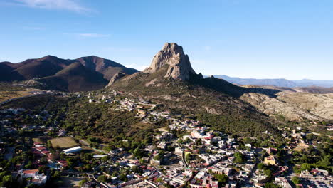 Frontansicht-Des-Sonnenuntergangs-Am-Peña-De-Bernal-In-Queretaro