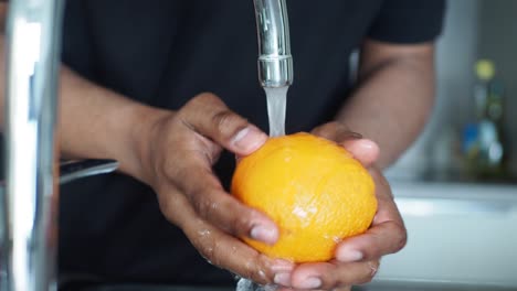 lavando una naranja