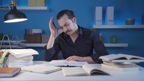 el joven investigador que lee el libro de ciencia está confundido.