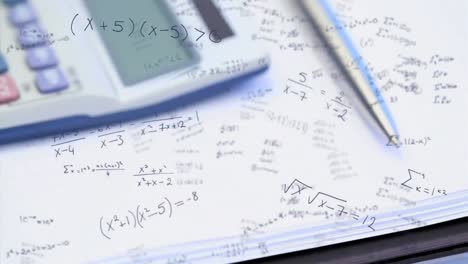 ecuaciones matemáticas que se mueven contra el giro de la calculadora