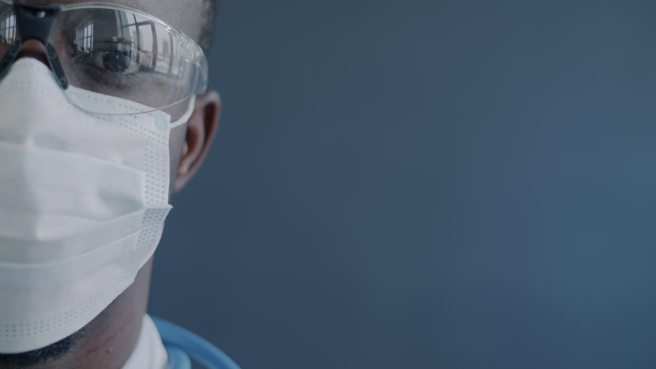 médico con equipo de protección