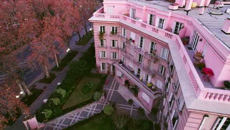 Toma-Aérea-En-órbita-Que-Revela-Un-Hermoso-Edificio-Rosa-De-Lujo-En-El-Centro-De-Providencia.