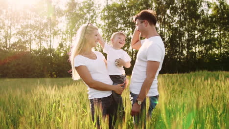 The-mother-and-father-hugging-their-son