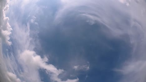 cielo azul y capa de nubes moviéndose en una hermosa tarde soleada