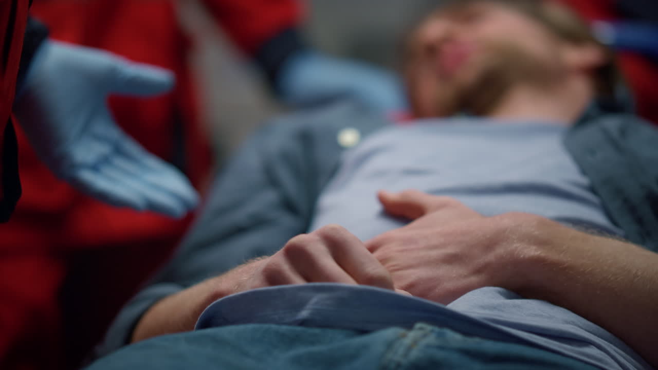 구급차 에 있는 베개 에 누워 있는 환자. 배 가 아프고 피곤 한 사람