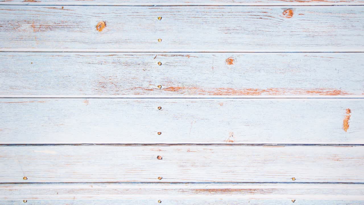 comida para el desayuno, salami, ensalada, pepino, pan y jugo aparecen en la mesa - detener el movimiento