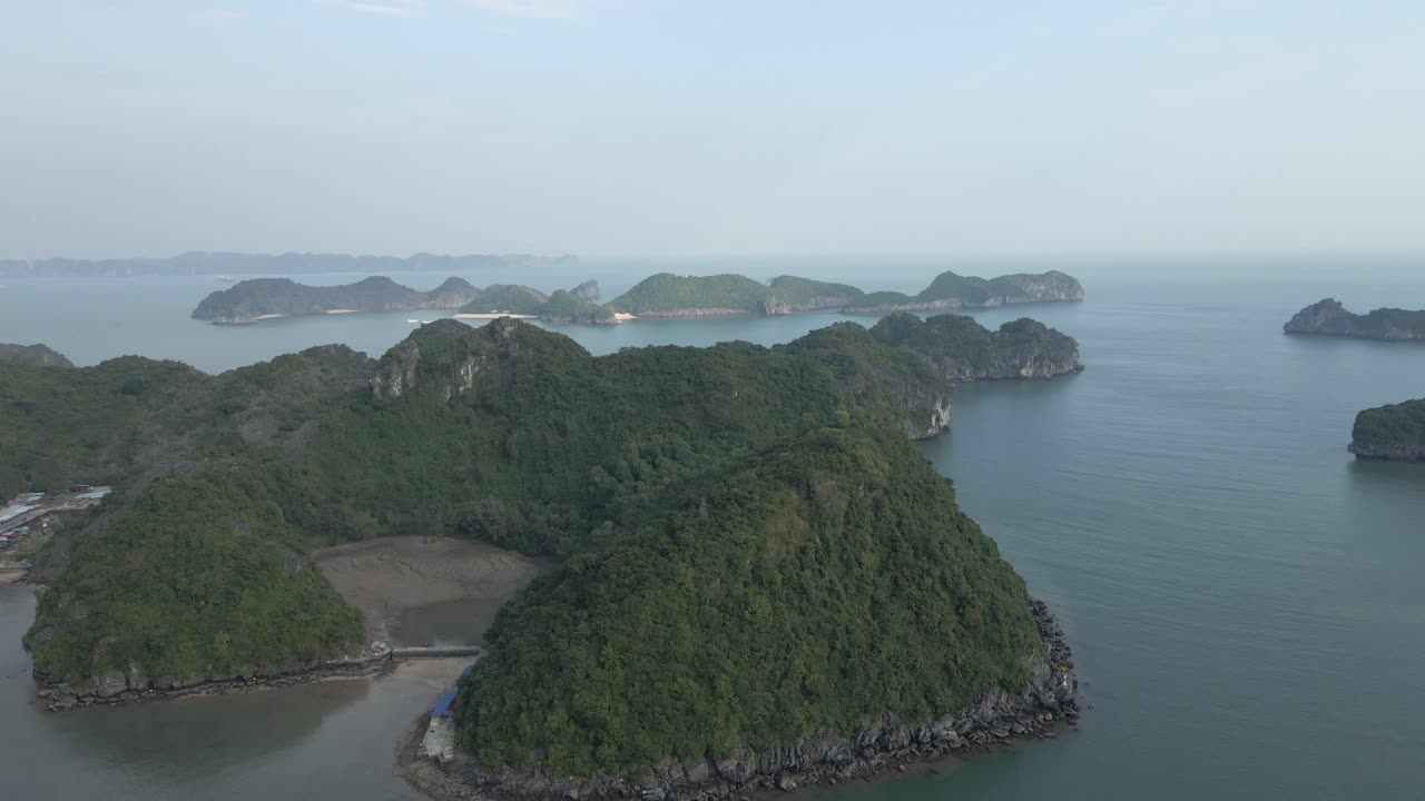 aumento aéreo sobre la laguna plana de barro de marea baja en la isla de la selva, vietnam
