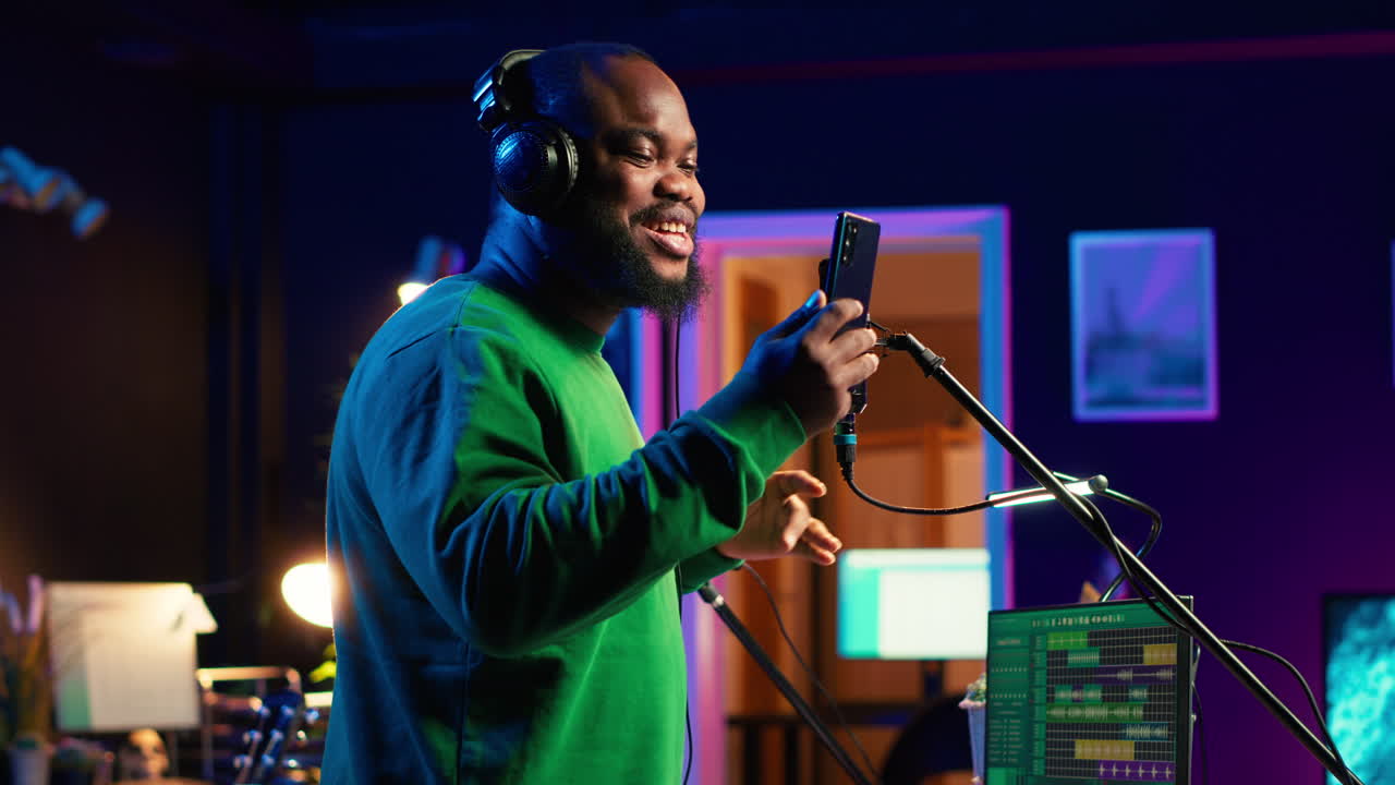 joven artista cantando su nueva creación de canciones en el equipo de micrófono