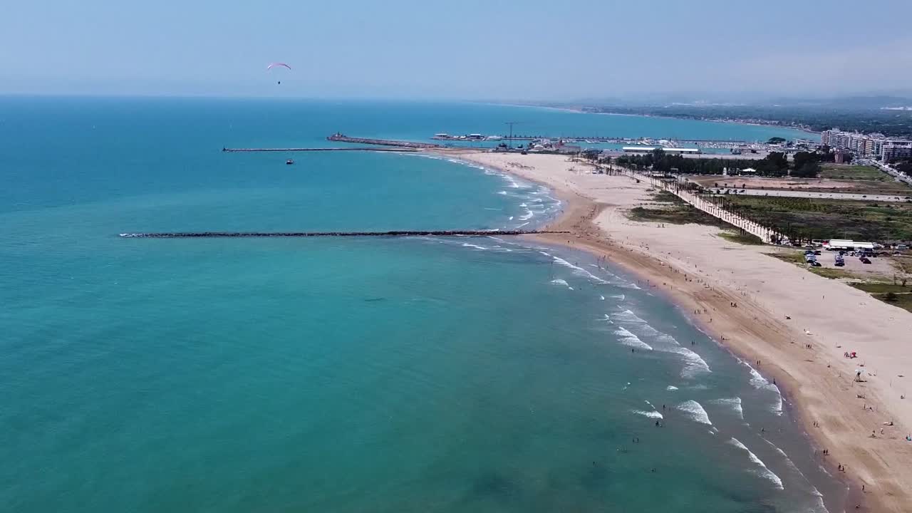 parapente sobre la costa del mar mediterráneo, valencia, españa