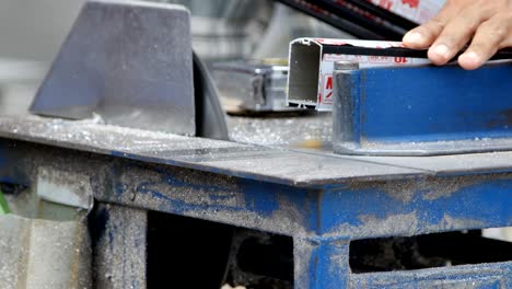 trabajador profesional que corta aluminio con cuchilla de molienda