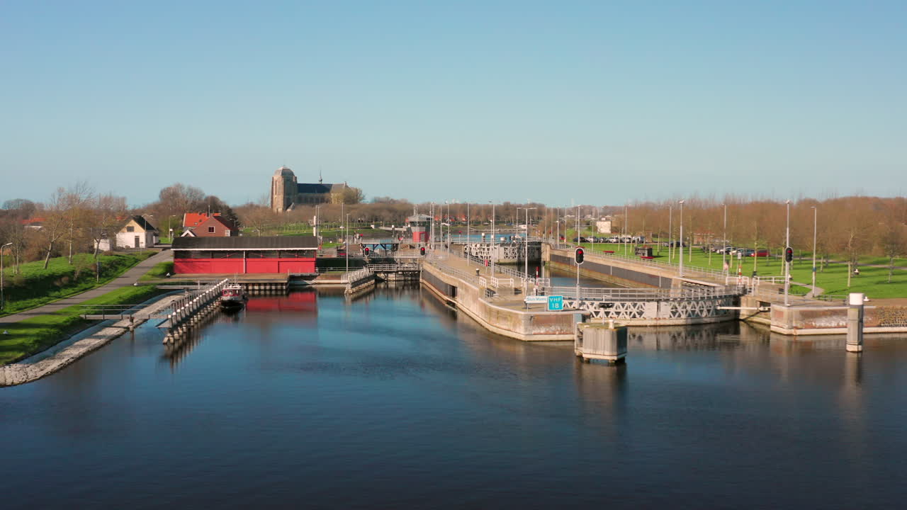 항공: walcheren을 통한 운하의 자물쇠, 유서 깊은 마을 veere 근처