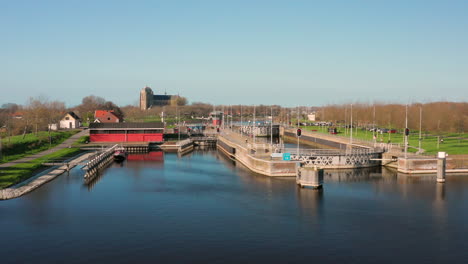 Antena:-Las-Esclusas-Del-Canal-A-Través-De-Walcheren,-Cerca-De-La-Ciudad-Histórica-Veere