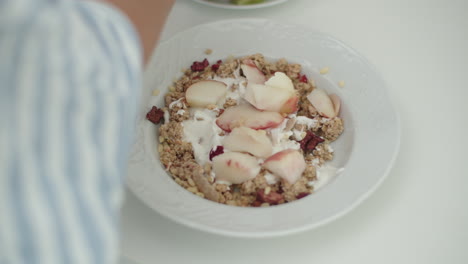 Granola-with-yogurt-and-fruit-for-breakfast