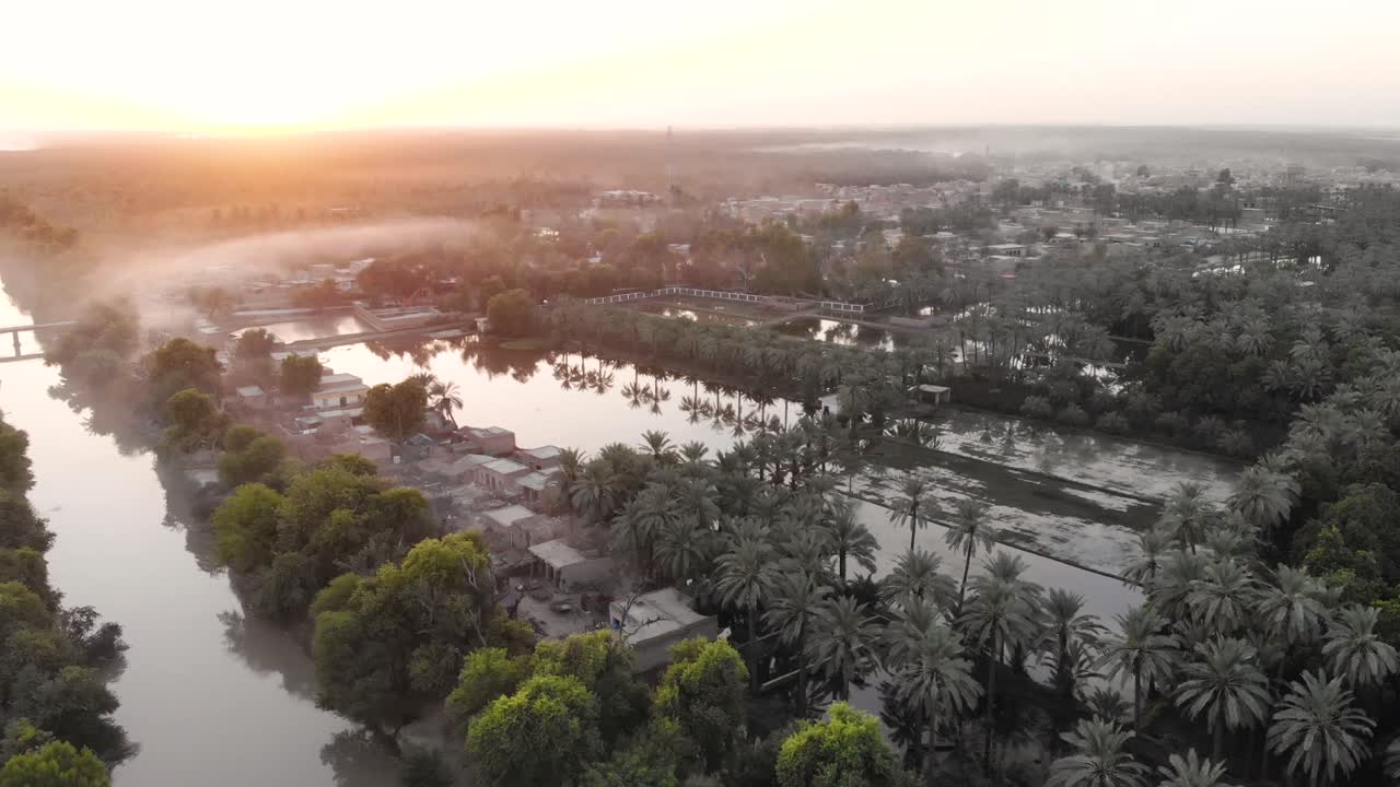 niebla aérea del amanecer flotando sobre khairpur rural en sindh, pakistán