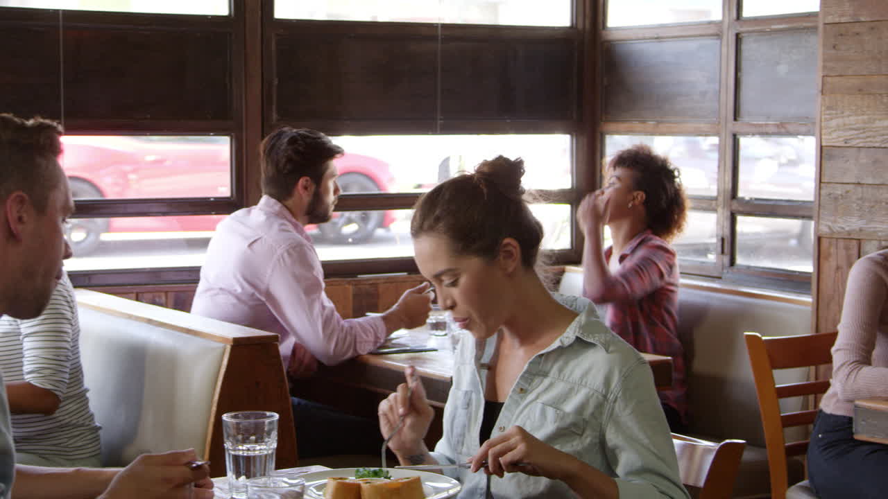 parejas jóvenes y amigos almorzando en un restaurante, filmado en r3d